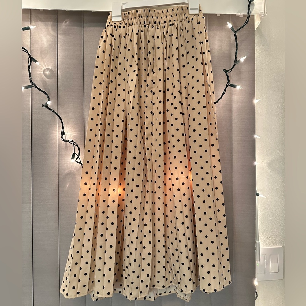 Skirt
Size: S
Brand: Sweet rain
Color: beige